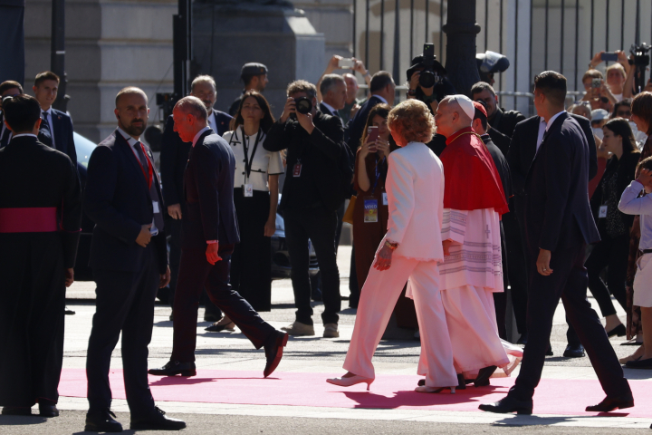 El papa León XIV y la reina Sofía, a su llegada a la catedral de la Almudena de Madrid, donde se celebro una oración y un homenaje a la Virgen de la Almudena