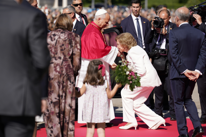La reina Sofía hace la reverencia al papa León XIV en La Almudena