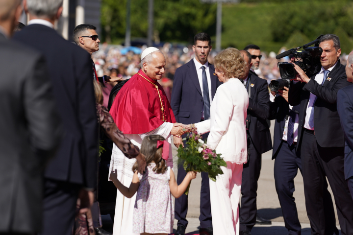 La reina Sofía saluda al papa León XIV en La Almudena vestida de blanco y con pantalones