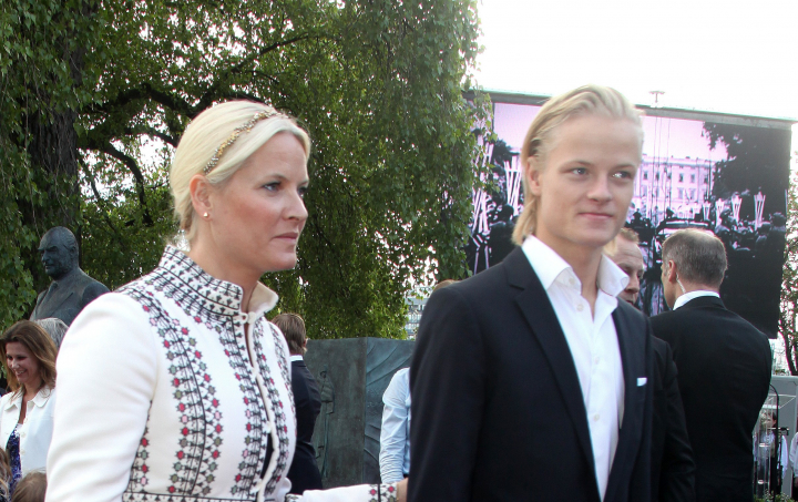 Mette-Marit de Noruega y su hijo Marius Borg Høiby en un acto público