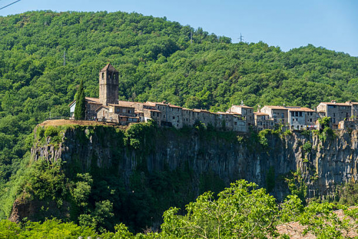 alt="alt="CASTELLFOLLIT DE LA ROCA  SPAIN - MAY 23: VView of the church and the medieval village, seen on May 23, 2026, Castellfollit de la Roca, Cataluña, Spain. (Photo by Xurxo Lobato / Getty Images)""