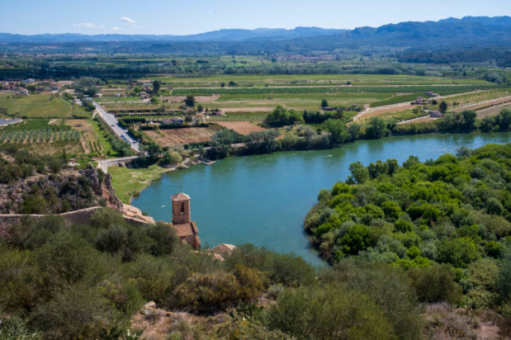 alt="alt="MIRAVET, SPAIN - MAY 3:  A view of the castle of Templar origin, the church, the medieval town on the banks of the Ebro river, on  May 3, 2024 in Miravet, Cataluña, Spain. (Photo by Xurxo Lobato/Getty Images)""