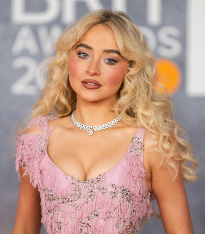 Sabrina Carpenter, luciendo colorete en los premios BRIT