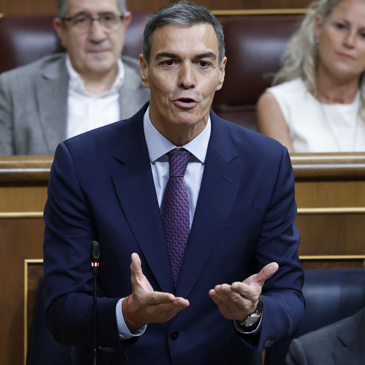 El presidente del Gobierno, Pedro Sánchez, durante el cara a cara con Feijóo en el Congreso.