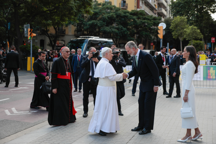 Felipe VI saluda a León XIV junto a la reina Letizia, que hace uso del privilegio de blanco en la Sagrada Familia de Barcelona