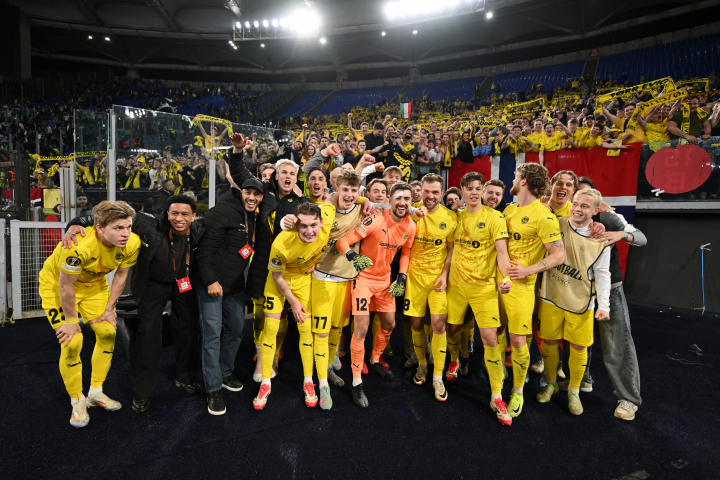 La plantilla del Bodo/Glimt clasificándose a semifinales de la UEFA en 2025.
