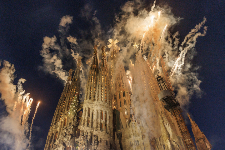 Los fuegos artificiales que cerraron la impresionante inauguración de la Torre de Jesús en la Sagrada Familia a cargo del papa León XIV