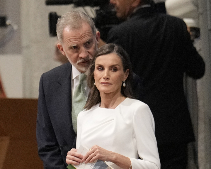 Los reyes Felipe y Letizia en la Sagrada Familia de Barcelona esperando al papa León XIV para la Santa Misa
