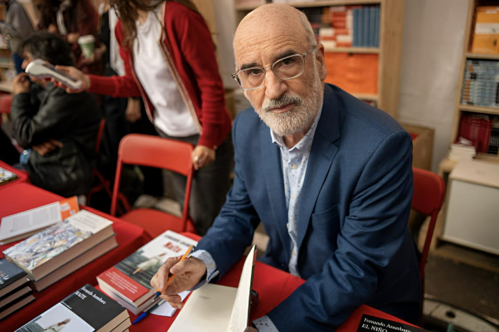 alt="alt="El escritor Fernando Aramburu firmando un ejemplar suyo""