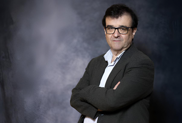 alt="alt="El escritor Javier Cercas posando sobre un fondo negro""