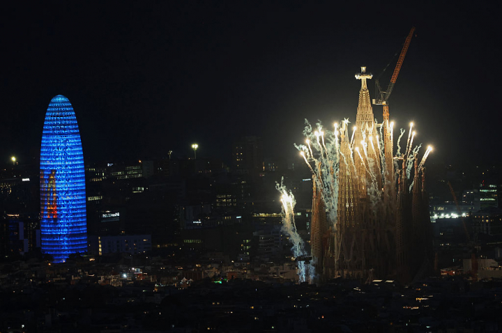 alt="alt="La Sagrada Familia, durante la inauguración de la Torre de Jesús.""