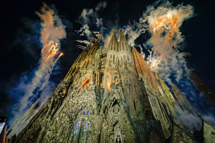 alt="alt="La Sagrada Familia, durante la inauguración de la Torre de Jesús.""