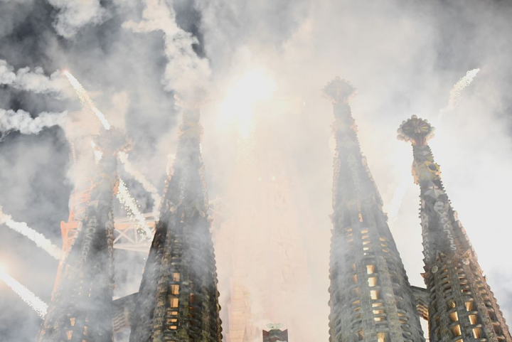 alt="alt="La Sagrada Familia, durante la inauguración de la Torre de Jesús.""