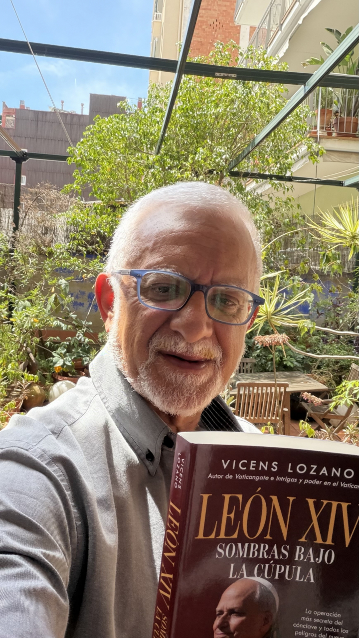 Vicens Lozano con su libro 'León XIV. Sombras bajo la cúpula'
