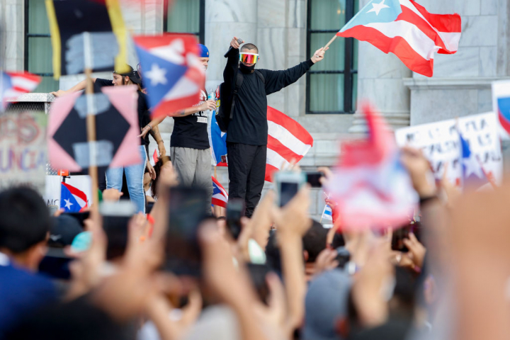 Bad Bunny en las protestas de Puerto Rico en el verano de 2019.