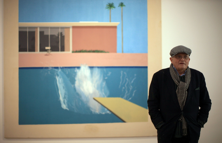 David Hockney junto a su pintura 'A bigger splash' en Nottingham en 2009