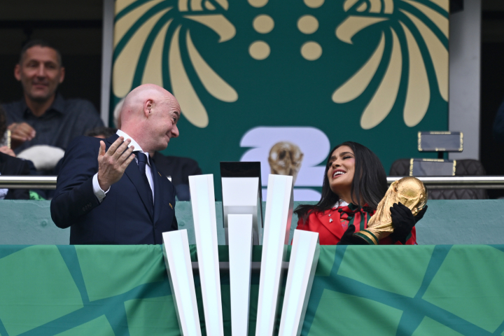 Hayek con el presidente de la FIFA, Gianni Infantino, sosteniendo el trofeo de la Copa del Mundo