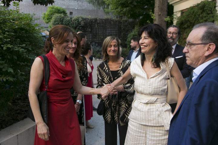 alt="alt="La ministra de Sanidad, Mónica García, y la ministra de Igualdad, Ana Redondo, llegando a la fiesta.""