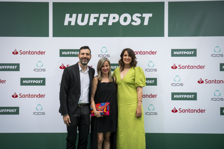 La portavoz de Sumar en el Congreso, Verónica Barbero, junto al jefe de Hard News en El HuffPost, Javier Escartín; y la directora del medio, Laura Riestra