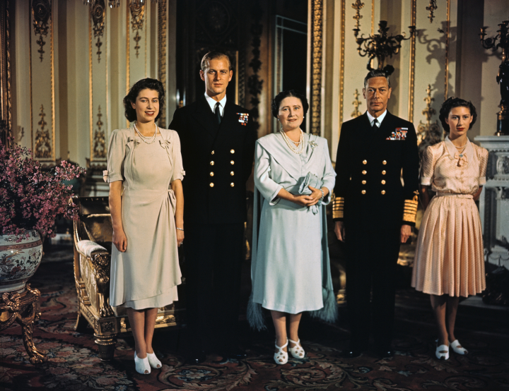 La reina Isabel y el duque de Edimburgo junto a los reyes Jorge VI e Isabel y la princesa Margarita poco antes de su boda en 1947