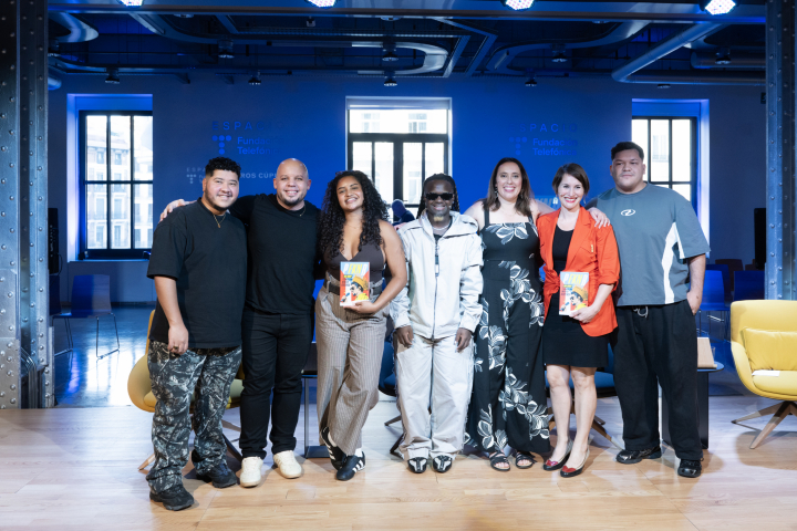 Petra R. Rivera-Rideau y Vanessa Díaz, autoras de 'PFKNR. Bad Bunny y la música como un acto de resistencia', junto a los componentes de Los Sobrinos en la presentación del libro en Fundación Telefónica en Madrid.