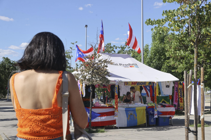 Puestos con banderas y bufandas de Puerto Rico a las puertas del Riyadh Air Metropolitano de Madrid.