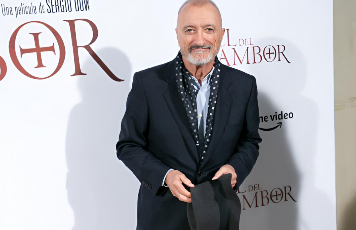 alt="alt="El escritor Arturo Pérez-Reverte posando en la premier de la adaptación cinematográfica de su novela 'La piel del tambor'""