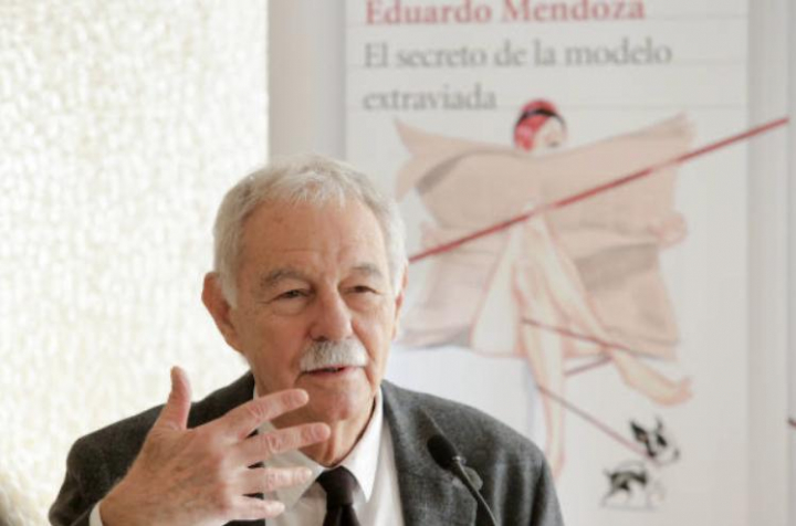 alt="alt="El escritor Eduardo Mendoza con un cartel de fondo de su libro 'El secreto de la modelo extraviada'""