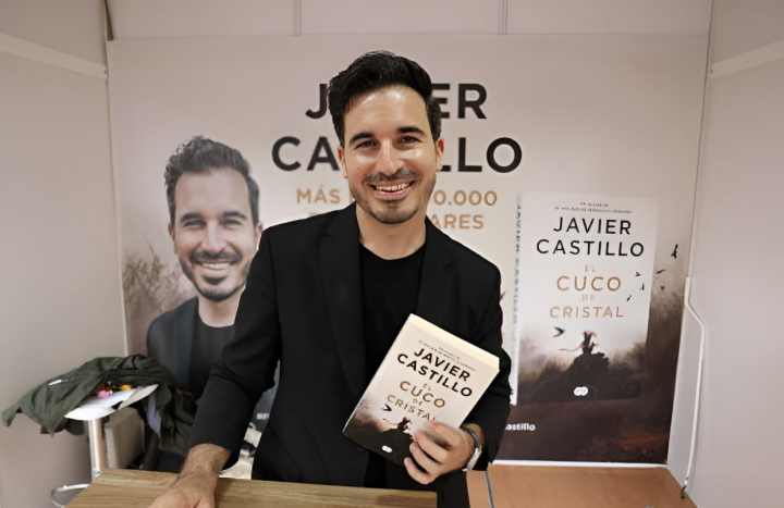 alt="alt="El escritor Javier Castillo posando junto a su ejemplar 'El cuco de cristal'""