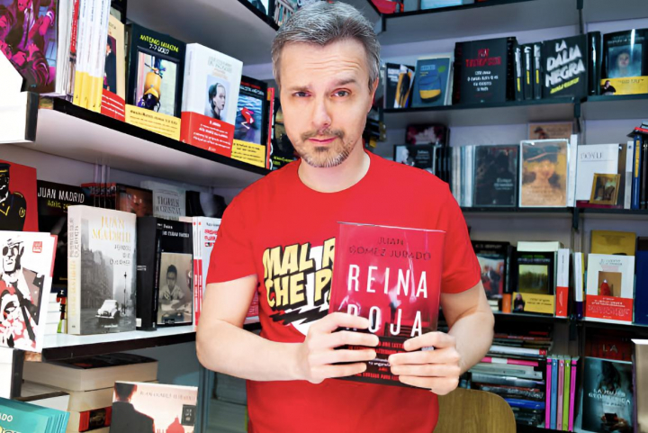 alt="alt="El escritor Juan Gómez-Jurado posando con su libro 'Reina Roja'""