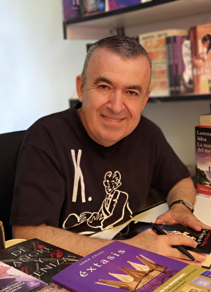 alt="alt="El escritor Lorenzo Silva firmando su ejemplar 'La marca del meridiano'""