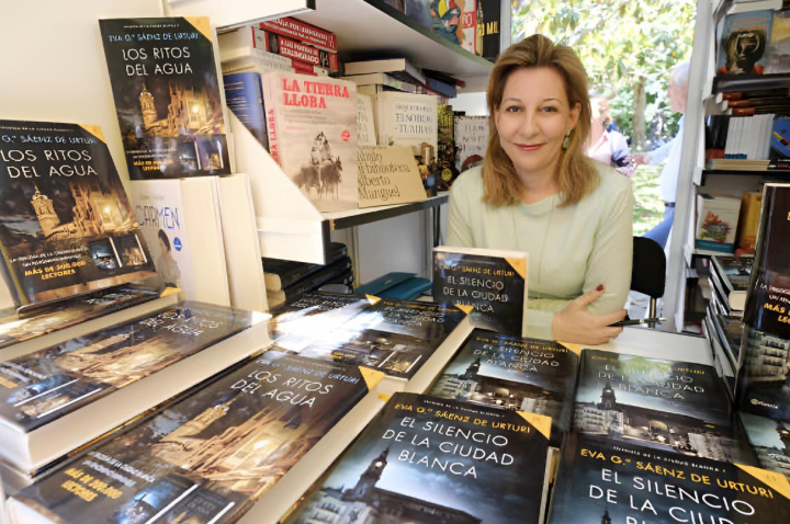 alt="alt="La escritora Eva García Sáenz de Urturi posando con su libro 'El silencio de la ciudad blanca'""