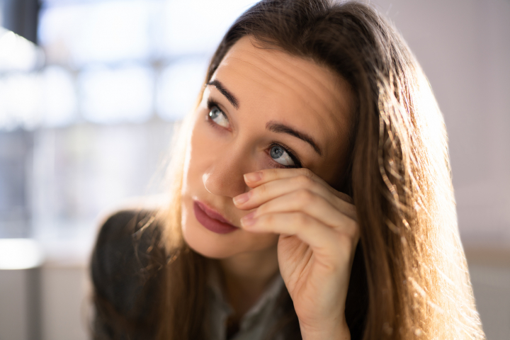 La sequedad de ojos y el dolor de cabeza son dos de los síntomas que alertan sobre la necesidad de cuidar nuestra salud visual.