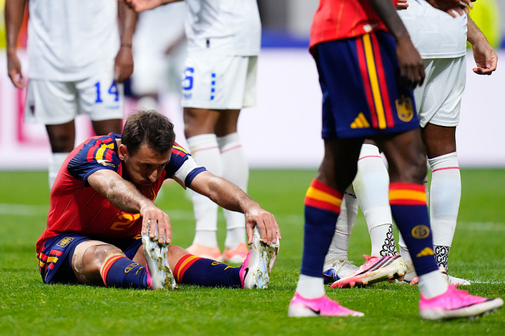 Mikel Oyarzabal, en el suelo, tras el triste empate de España contra Cabo Verde