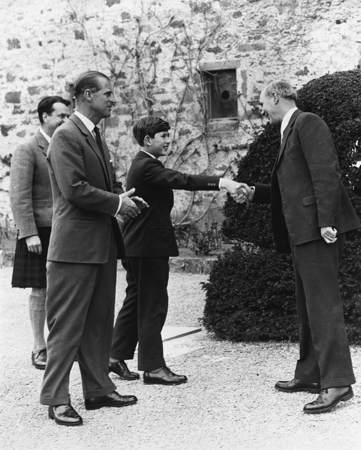Carlos III en su primer día en Gordonstoun en 1962 junto a su padre, el duque de Edimburgo