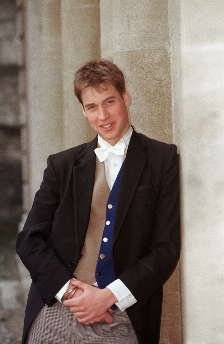 El príncipe Guillermo con el uniforme de prefecto durante su paso por Eton College