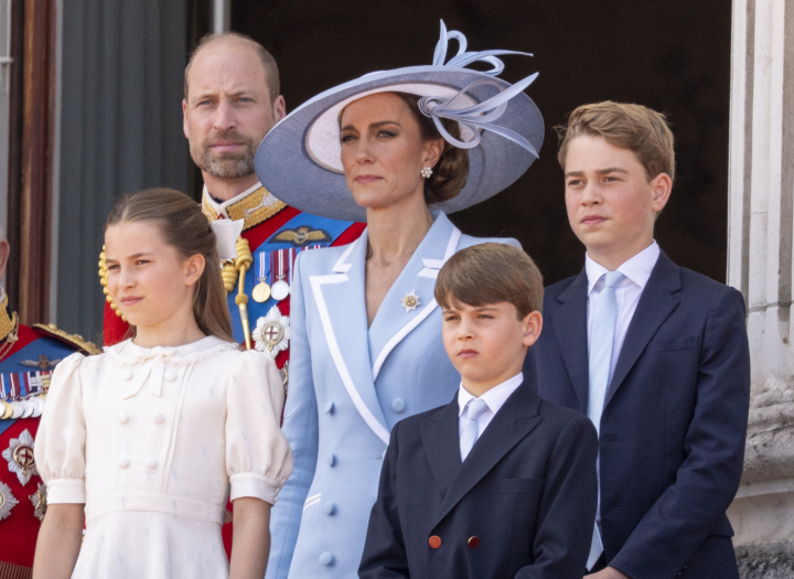 El príncipe Guillermo, Kate Middleton, el príncipe George, la princesa Charlotte y el príncipe Louis en la celebración de Trooping the Colour 2026