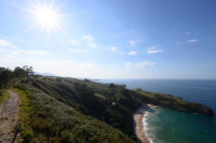 alt="alt="06 August 2020, Spain, Llanes: View from the viewpoint "La Boriza" to the beach Playa de Ballota. Photo: Sebastian Kahnert/dpa-Zentralbild (Photo by Sebastian Kahnert/picture alliance via Getty Images)""