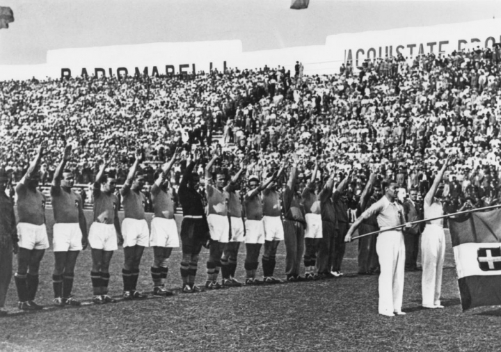 El equipo italiano realizando el saludo fascista antes de la final de la Copa Mundial de 1934, en el Estadio Nacional PNF, Roma, Italia, 10 de junio de 1934.