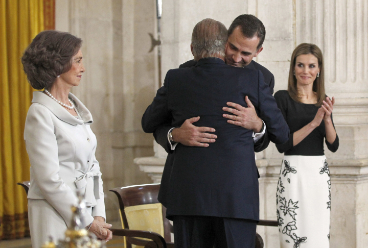 El rey Juan Carlos y Felipe VI se abrazan en presencia de la reina Sofía y la reina Letizia tras la abdicación de Juan Carlos I