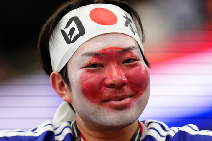 alt="alt="Aficionado japonés con la bandera de su país pintada en toda su cara.""