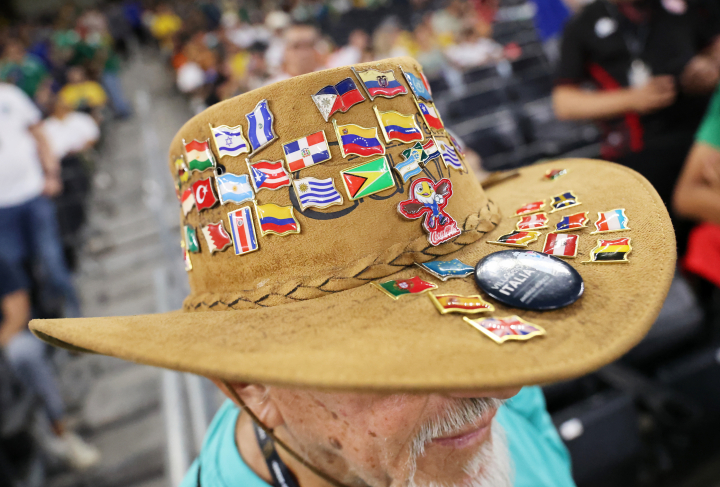 alt="alt="Sombrero con banderas de todos los países del Mundial 2026.""
