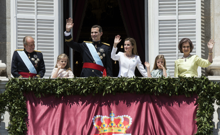 Los reyes Felipe y Letizia, la princesa Leonor y la infanta Sofía y los reyes Juan Carlos y Sofía saludando desde el Palacio Real en la proclamación de Felipe VI