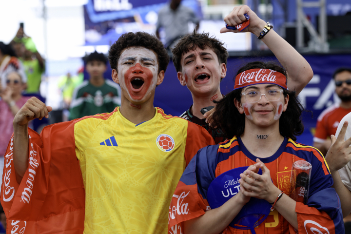 alt="alt="Aficionados colombianos y españoles apoyando a la selección de Japón en el Fan Fest de Houston.""
