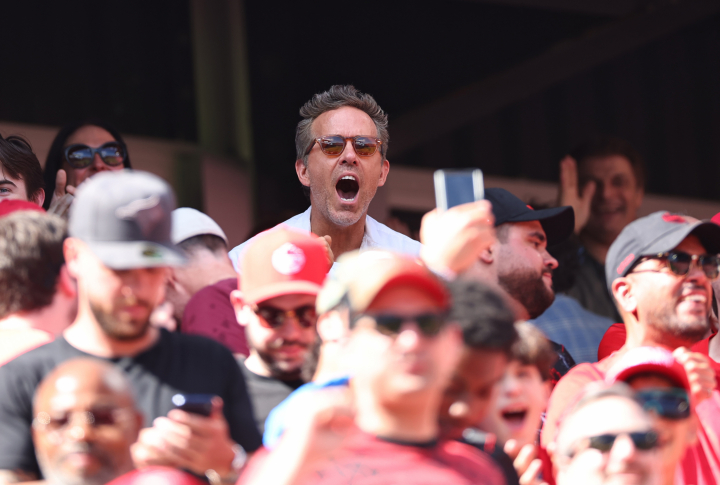 alt="alt="El actor canadiense presenció el empate 1-1 entre los ‘rojos’ y Bosnia-Herzegovina.""