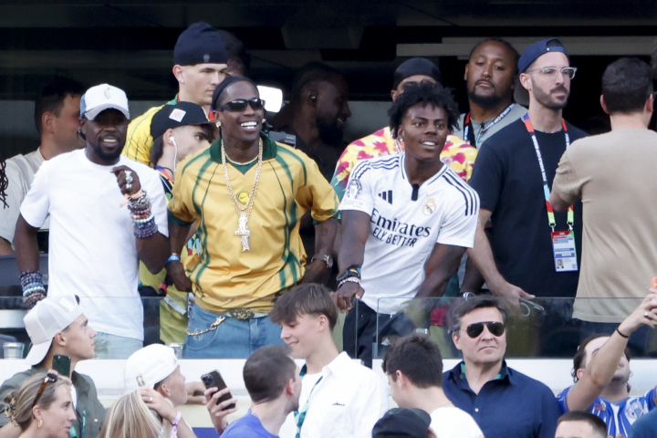 alt="alt="El streamer estadounidense, Ishowspeed, junto al rapero norteamericano, Travis Scott, presenciando el encuentro entre los brasileños y marroquíes.""