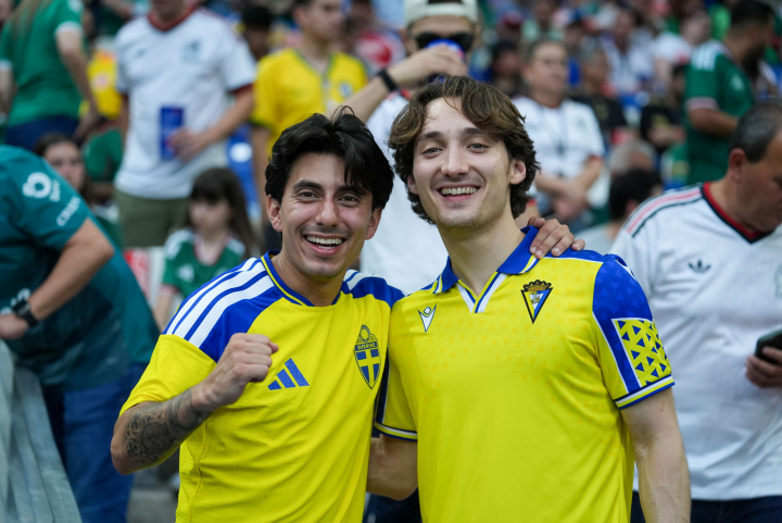 alt="alt="Aficionado de Suecia junto a aficionado del Cádiz""