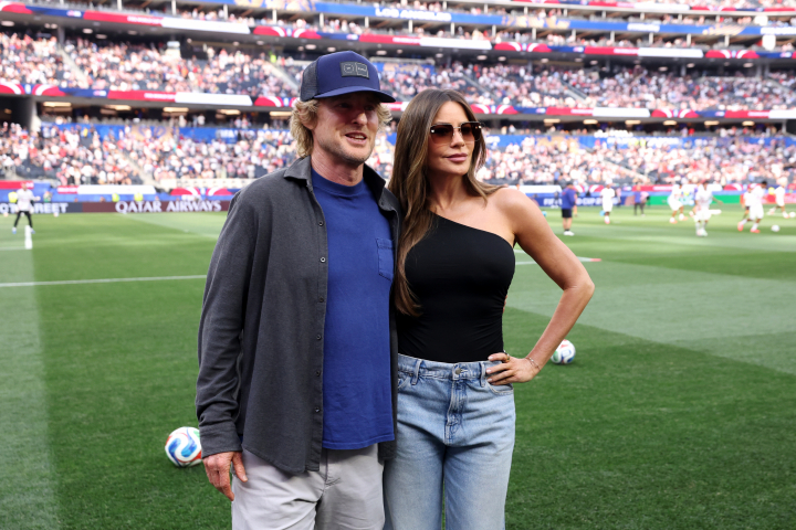 alt="alt="La actriz colombiana, Sofía Vergara, junto al actor estadounidense Owen Wilson en el Mundial 2026.""