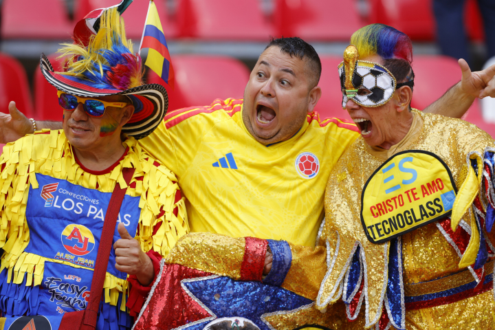 alt="alt="Aficionados colombianos apoyando a su selección frente a Uzbekistán, en el Mundal 2026.""