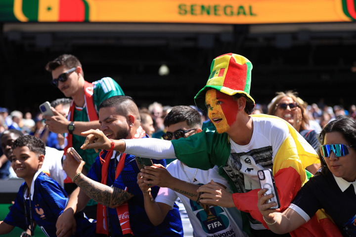 alt="alt="Aficionado senegalés en el Mundial 2026.""